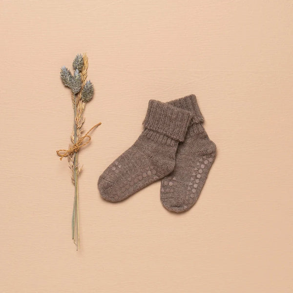 Rutschfeste Socken aus Alpaka, Walnuss - GoBabyGo