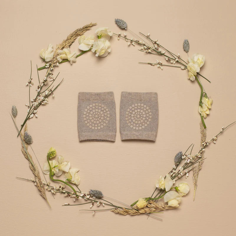 Anti-Rutsch-Knieschoner für Babys aus Baumwolle, Sand - GoBabyGo