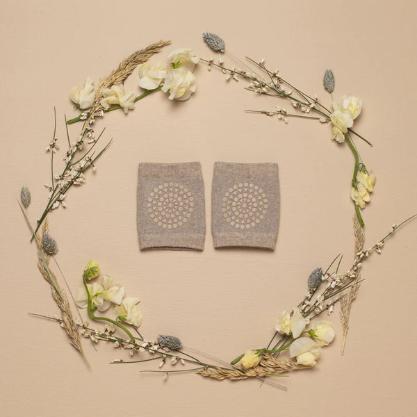 Anti-Rutsch-Knieschoner für Babys aus Baumwolle, Sand - GoBabyGo