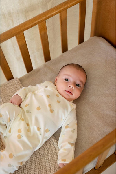 Strampler/Schlafanzug "Egret" mit Apfel-Print - Noppies